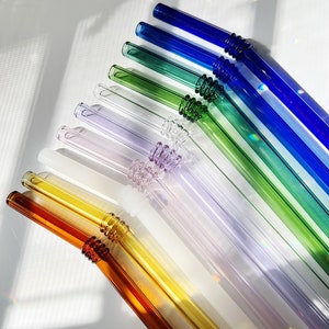 Puede incluir: Un juego de diez pajitas para beber de vidrio en varios colores, incluyendo &aacute;mbar, amarillo, blanco, lavanda, verde, azul e &iacute;ndigo. Las pajitas tienen un dise&ntilde;o texturizado y acanalado cerca de la parte superior.