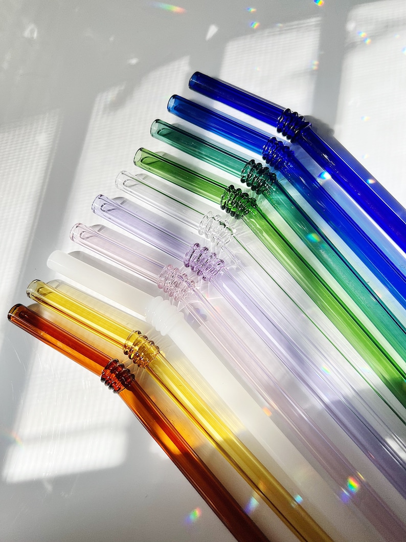 Puede incluir: Un juego de diez pajitas para beber de vidrio en varios colores, incluyendo &aacute;mbar, amarillo, blanco, lavanda, verde, azul e &iacute;ndigo. Las pajitas tienen un dise&ntilde;o texturizado y acanalado cerca de la parte superior.