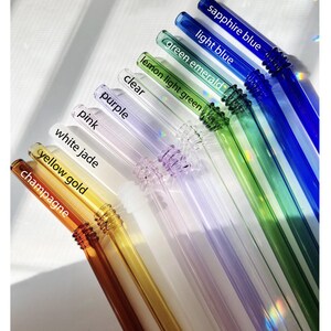 Puede incluir: Un juego de diez pajitas para beber de vidrio en varios colores, incluyendo champ&aacute;n, oro amarillo, jade blanco, rosa, morado, transparente, verde claro lim&oacute;n, esmeralda verde, azul claro y azul zafiro.