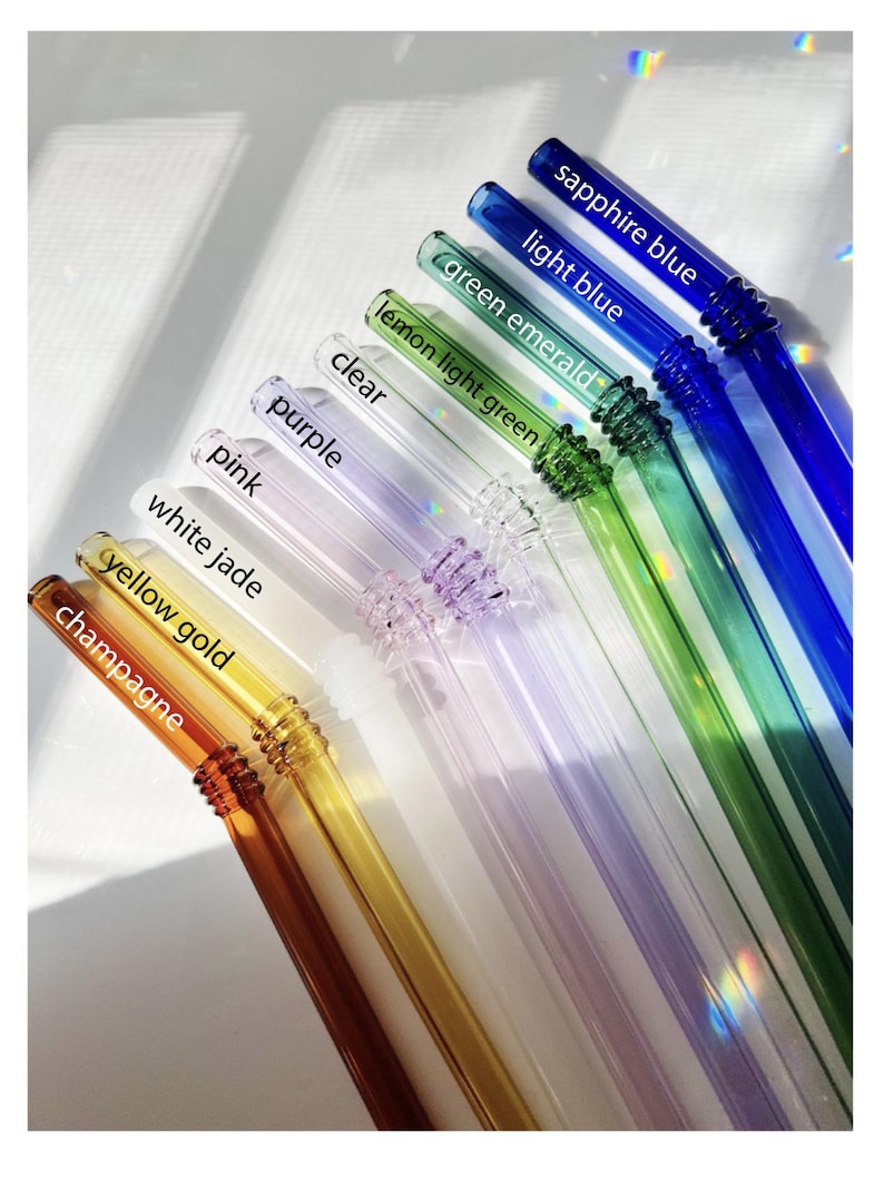 Puede incluir: Un juego de diez pajitas para beber de vidrio en varios colores, incluyendo champ&aacute;n, oro amarillo, jade blanco, rosa, morado, transparente, verde claro lim&oacute;n, esmeralda verde, azul claro y azul zafiro.