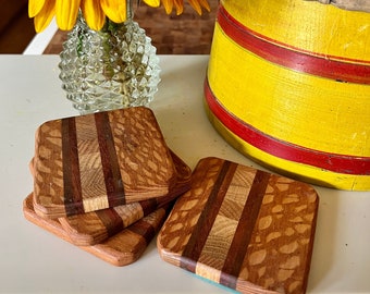Prachtige vintage ingelegde houten onderzetter set van 4 geometrisch ontwerp van verschillende gekleurde houtsoorten Mid Century Modern