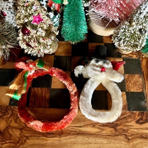Super süßer kitschiger Vintage Chenille Pfeifenreiniger Weihnachtsschmuck Schneemann und Kranz aus dem Menü auswählen