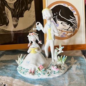 Vintage Rosenthal Figur Weiß w / Kleine farbige Blumen Keramik Junge Gießkanne über sitzendem Mädchen w / Blumenhut Gärtner Geschenk