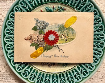 Hermoso feliz cumpleaños en relieve Fuzzy Floral con cinta Flores lilas Paisaje con árboles de la casa Escena Vintage Dividido de nuevo Sin usar