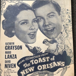 Pode incluir: Uma capa de partitura vintage para a música "Be My Love" com Kathryn Grayson e Mario Lanza. A capa é em preto e branco e apresenta uma foto das duas estrelas cantando juntas. O título da música está impresso em letras grandes e em negrito no topo da capa. A capa também inclui os nomes dos compositores, Sammy Cahn e Nicholas Brodszky, bem como o nome do filme, "The Toast of New Orleans".