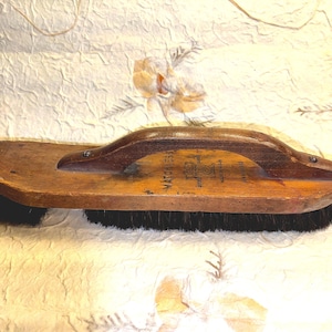 Wunderschöne antike Holzschuhputz-Pferdehaarborstenbürste 1917 Erste Weltkriegsära Matchless-Marke mit Gravur Made In USA 12 &quot;w / Griff