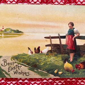 Postal antigua de 1908 con los mejores deseos de Pascua, hecha en Alemania, coloreada a mano, con escena de niña, gallinas y pollitos en el lago, con el dorso dividido