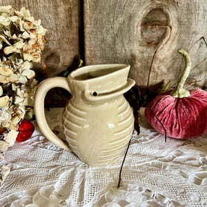 "Hübscher Vintage-Ahornsirup-5 ""Hoch-Krug mit Tropfrücklauf-Keramik-Keramik-Gerippte Ringware ""C""-Zeichen auf der Seite Pfannkuchen-Frühstück."
