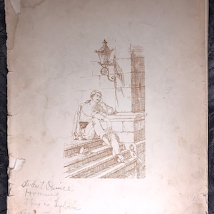 Puede incluir: Un dibujo en blanco y negro de un hombre sentado en un tramo de escaleras. El hombre lleva un abrigo y un sombrero. Una farola está montada en la pared detrás de él. El dibujo está titulado "Student Prince Homeward" e incluye el texto "This is Bavaria upon the spot watchman, etc."