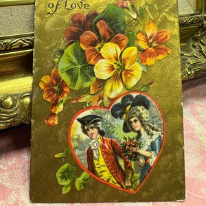 Um símbolo de amor antigo dividido cartão de dia dos namorados floral em relevo violetas cartão postal de casal colonial