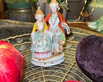 Fantaisie homme et femme assis, porcelaine coloniale, porcelaine du Japon occupé, style XVIIIe siècle, bordure en dentelle