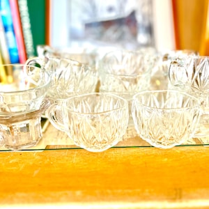 Lot von Vintage gepresste brillante geschliffene Glas Aussehen Klarglas Punch Bowl Gläser Brillant geschliffene Glas Aussehen tiefe vertikale Rillen