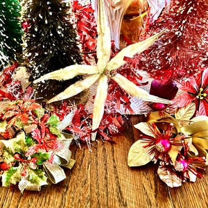 Corsages de Natal vintage, enfeites de Natal, folhas de folha de ouro, enfeite de vidro de mercúrio e azevinho de plástico, glitter, frutas vermelhas, poinsétia
