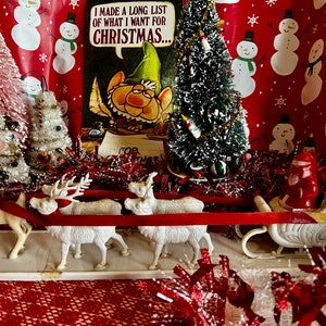 Papai Noel Kitsch Retro Vintage em Trenó com 4 Renas e Rudolph Rosbro Rosen Plástico Rígido