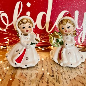Vintage napco floco de neve de natal meninas um segurando presente uma grinalda suportes de castiçal de cerâmica estatuetas de natal