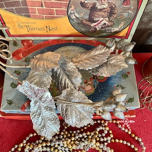 Hübsche Vintage Weihnachtssprays künstliche silberne Plastikschimmernde Blattzweige mit kleinen silbernen Schoten an den Enden Feiertags-Blumenarrangements