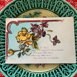 Cartolina d'auguri del 1910 con glitter piuttosto floreale Ecco l'amore: che le sue ali non perdano una piuma finché le tue scarpette e le mie scarpette
