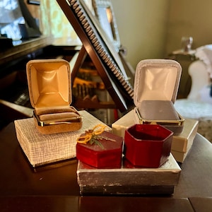 Lindas caixas de presente de veludo vintage pequenas para joalheria, anel e colar, escolha no menu: veludo azul, veludo bege/dourado, papel machê vermelho com laço