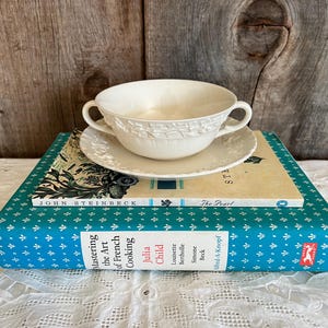 Elegant Set 10 Soup Bowls with Saucer Plates Wedgwood Embossed Queensware Cream on Cream Shell Edge & Smooth Edge Mixed Set Made in England