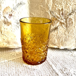 Vaso de vidrio ámbar vintage de la época de la depresión, patrón prensado americano temprano, precortado