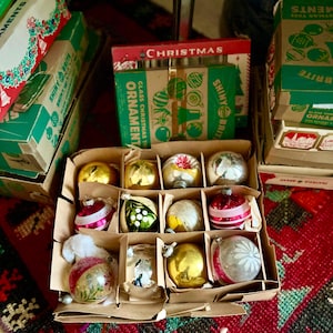 Entzückende Schachtel mit einer Mischung aus alten Glas-Weihnachtsornamenten von glänzendem Brite bis zu osteuropäischem mundgeblasenem Glimmer, handbemalt
