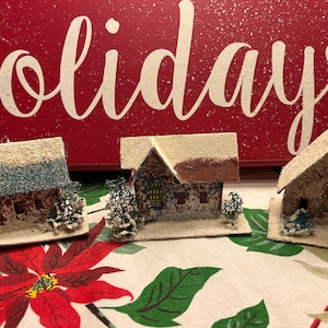 Pueblo navideño kitsch vintage con casitas de Putz, adornos para árboles de Navidad o exhibiciones navideñas, cartón, mica, estampado japonés, mediados de siglo Ver menú