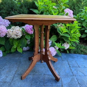 Stunning Antique 1860 EASTLAKE Solid Oak Wood Parlor Carved Hand Turned Pedestal Table Rift & Quarter Sawn Top Red OaK
