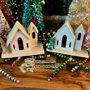 Bonitas casas de cartón decoradas con mica de iglesia navideña de Putz blanco vintage con árboles hechos con cepillos para botellas, adornos para árboles o exhibiciones navideñas, Japón MCM