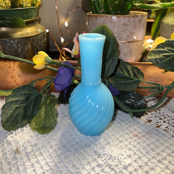 Seltene schöne mundgeblasene Robbins Ei blaue Milchglas Fenton Blumenknospe Vase schmaler Hals Twisted Glass Muster 10,2 cm hoch Geschenk