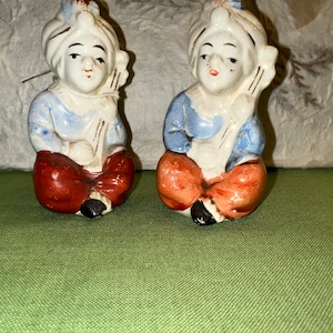 Vintage Kitsch Salt & Pepper Shakers Figurines Sikh Men Wearing Turbans Sitting Cross Legged Hindu Monks Playing Stringed Instrument