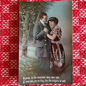 Belo romance Art Deco Alemanha "Ouça a história mais doce contada, eu te amo como os cavaleiros de antigamente" Cartão postal dividido e não utilizado