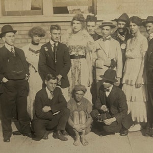 Antigo grupo de teatro masculino da década de 1920 na Drag Eden Seminary School preto branco sépia foto cartão postal fotografia