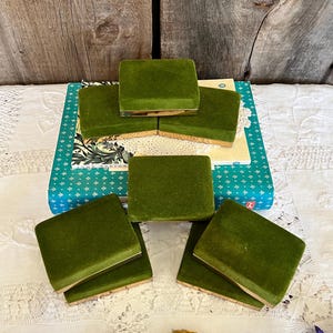 Retro Green Velvet w/Gold Metal Trim Jewelry Store Boxes Necklace, Ring, Bracelet, Earrings, Pin, Brooch Jewelry Gift Box Storage