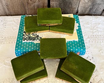 Cajas de joyería de terciopelo verde retro con detalles de metal dorado para guardar collares, anillos, pulseras, pendientes, prendedores y broches.