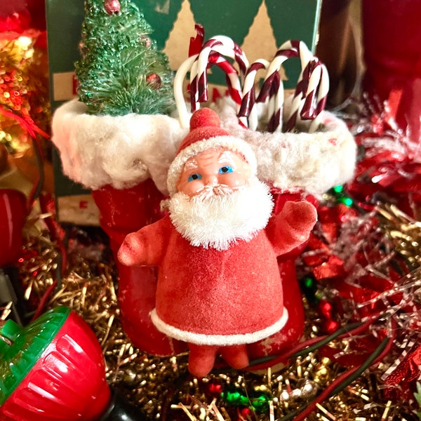 Petite figurine de père Noël en plastique floqué en velours rouge floue, kitsch, 10,1 cm de haut, fabrication artisanale de guirlande de Noël au japon du milieu du siècle
