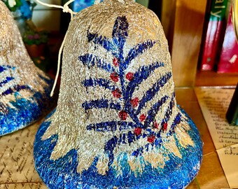 Vintage Grandes cloches argentées avec des touches de bleu recouvertes de papier mâché, décorations de Noël, cloches fabriquées au Japon