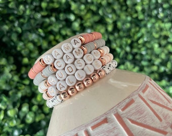 Pulseira com contas de nome personalizado/pulseira personalizada/pulseira com nome personalizado/pulseira de contas Heishi/presente para amigo/presente para mãe