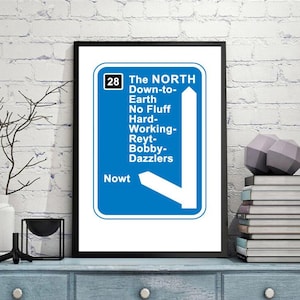 Könnte beinhalten: Ein blaues und weißes Schild mit dem Text "The NORTH Down-to-Earth No Fluff Hard-Working-Reyt-Bobby-Dazzlers Nowt" und der Nummer 28. Das Schild ist ein Straßenschild mit einem weißen Pfeil, der nach rechts zeigt.