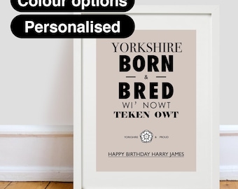 Puede incluir: Un póster imprimible beige con texto negro que dice "Yorkshire Born & Bred Wi' Nowt Tekken Owt" y un gráfico de rosa blanca. El texto "Happy Birthday Harry James" está en la parte inferior del póster.