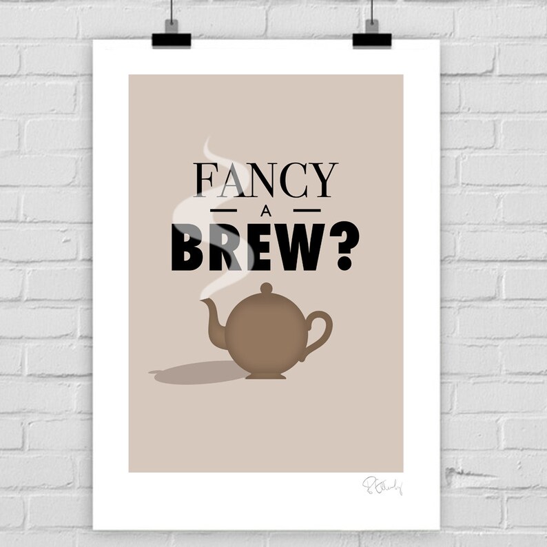 Może przedstawiać: Brązowy czajnik z białą chmurą pary nad nim. Tekst "FANCY A BREW?" jest napisany czarnymi literami nad czajnikiem.