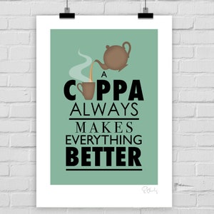 Może przedstawiać: Zielony plakat z brązowym czajnikiem wlewającym herbatę do filiżanki. Tekst na plakacie brzmi "A Cuppa Always Makes Everything Better".