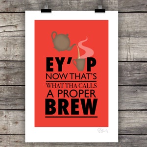 Może przedstawiać: Czerwony plakat z kresk&oacute;wkową czajniczkiem wlewającym herbatę do filiżanki. Tekst brzmi "Ey' up now that's what tha calls a proper brew".