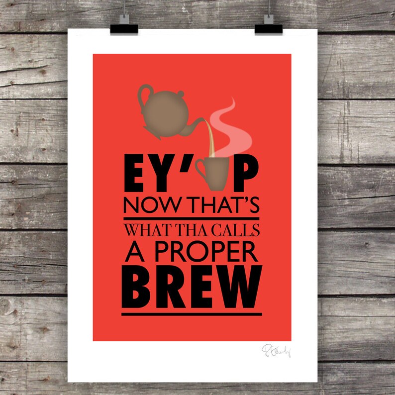 Może przedstawiać: Czerwony plakat z kresk&oacute;wkową czajniczkiem wlewającym herbatę do filiżanki. Tekst brzmi "Ey' up now that's what tha calls a proper brew".