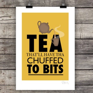 Może przedstawiać: Ż&oacute;łte tło z czarną sylwetką czajnika wlewającego herbatę do filiżanki. Tekst "TEA THAT'LL HAVE THA CHUFFED TO BITS" jest napisany czarnym kolorem pod obrazkiem.