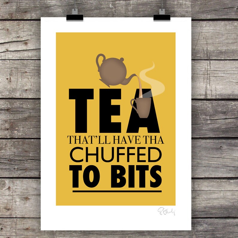 Może przedstawiać: Ż&oacute;łte tło z czarną sylwetką czajnika wlewającego herbatę do filiżanki. Tekst "TEA THAT'LL HAVE THA CHUFFED TO BITS" jest napisany czarnym kolorem pod obrazkiem.