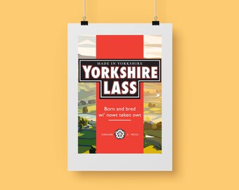 Puede incluir: Un póster rojo y blanco con el texto "MADE IN YORKSHIRE YORKSHIRE LASS" y el lema "Born and bred wi' nowt teken owt". El póster presenta una escena de paisaje con colinas onduladas y un río.