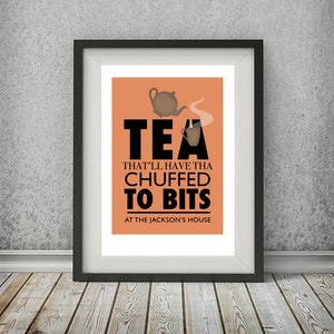 Może przedstawiać: Czarno-pomarańczowy plakat z kresk&oacute;wkową czajniczkiem wlewającym herbatę do filiżanki. Tekst brzmi "TEA THAT'LL HAVE THA CHUFFED TO BITS AT THE JACKSON'S HOUSE".