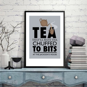 Może przedstawiać: Czarno-biały plakat z kresk&oacute;wkową ilustracją czajnika wlewającego herbatę do filiżanki. Tekst brzmi "TEA THAT'LL HAVE THA CHUFFED TO BITS AT THE JACKSON'S HOUSE".