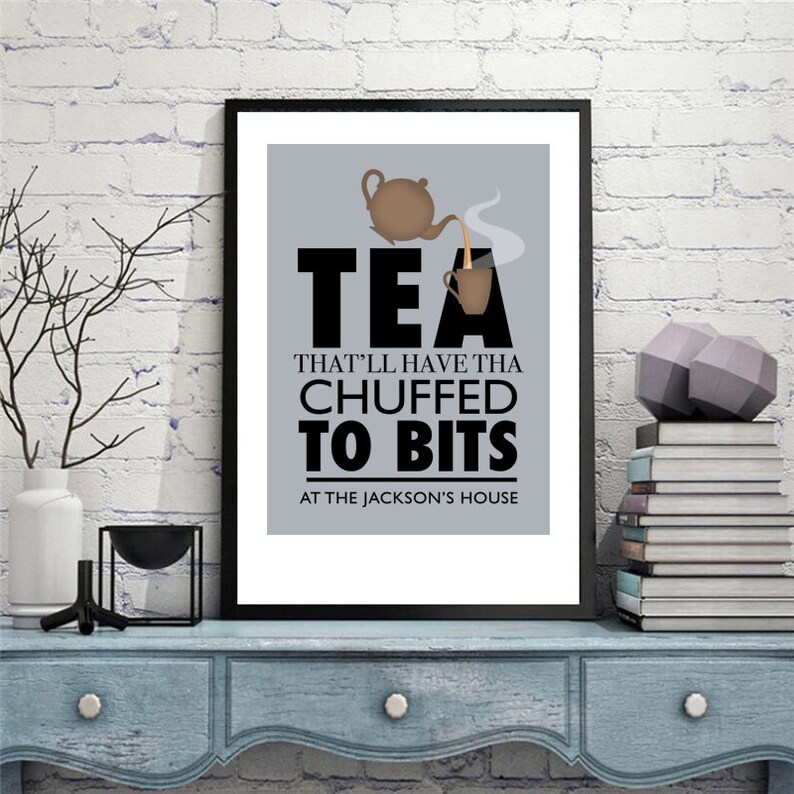 Może przedstawiać: Czarno-biały plakat z kresk&oacute;wkową ilustracją czajnika wlewającego herbatę do filiżanki. Tekst brzmi "TEA THAT'LL HAVE THA CHUFFED TO BITS AT THE JACKSON'S HOUSE".