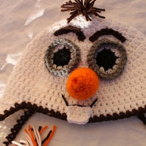 Gorro/gorro Olaf el muñeco de nieve hecho a mano a crochet con orejeras y trenzas largas. Muñeco de nieve congelado. Tallas para bebés y adultos